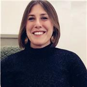 Docente di Inglese impartisce lezioni a ragazzi di medie e superiori o anche ad adulti